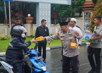 Sambangi Warga, Wakapolda Kaltim Langsung Turun Tangan Bagikan Takjil