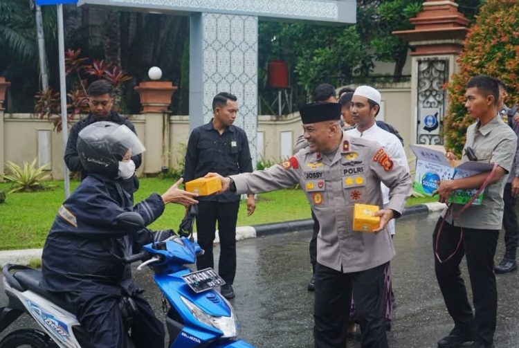 Sambangi Warga, Wakapolda Kaltim Langsung Turun Tangan Bagikan Takjil
