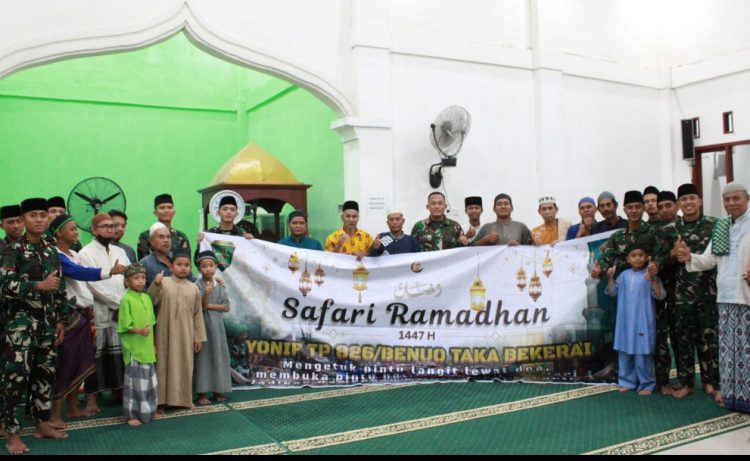 Berbagi Berkah di Ujung Senja: TNI dan Masyarakat Menyatukan Rasa di Bulan Suci