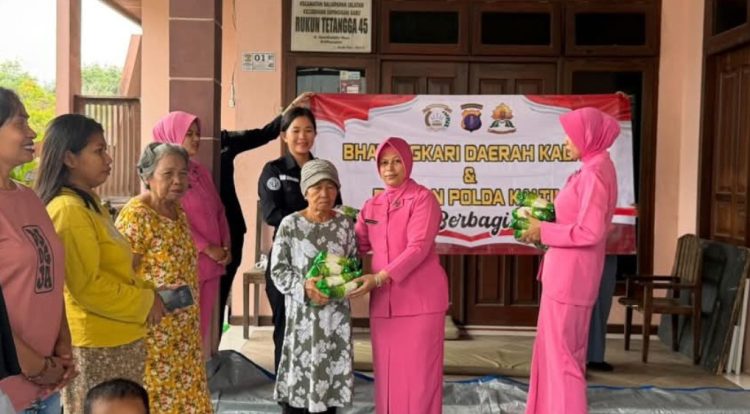Polwan dan Bhayangkari Polda Kaltim Berbagi Kasih: Salurkan Bantuan Gula kepada Warga Sepinggan Baru