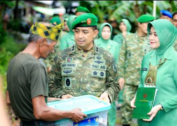 Pangdam VI/Mulawarman Bagikan Sembako ke Prajurit Sakit dan Warakawuri
