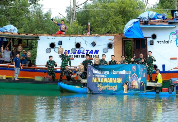 Susuri muara sungai, Prajurit Kodam VI/Mlw Berbagi Kebahagiaan Ramadhan dan Lestarikan Alam