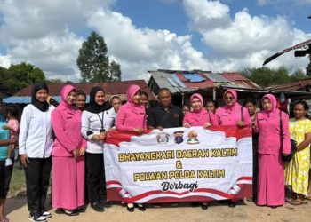 Polwan Ditreskrimsus Polda Kaltim dan Bhayangkari Salurkan Bantuan Sosial di Kampung Bedeng Balikpapan