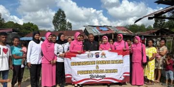 Polwan Ditreskrimsus Polda Kaltim dan Bhayangkari Salurkan Bantuan Sosial di Kampung Bedeng Balikpapan