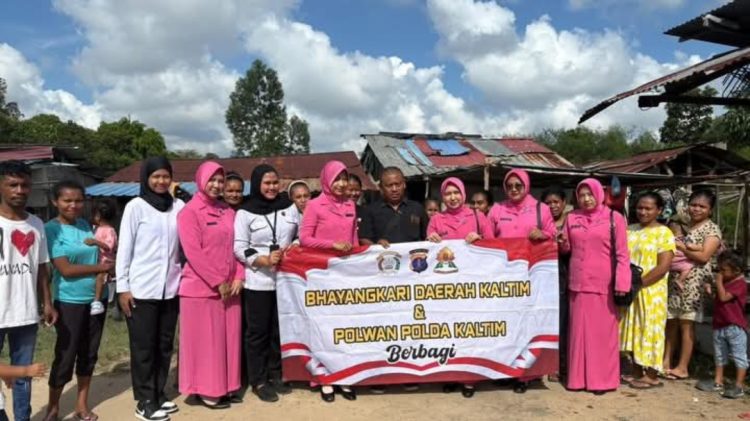 Polwan Ditreskrimsus Polda Kaltim dan Bhayangkari Salurkan Bantuan Sosial di Kampung Bedeng Balikpapan
