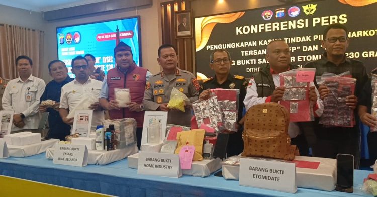1 Kg Sabu Tersembunyi di Korset, WNA Malaysia Diringkus di Bandara Balikpapan