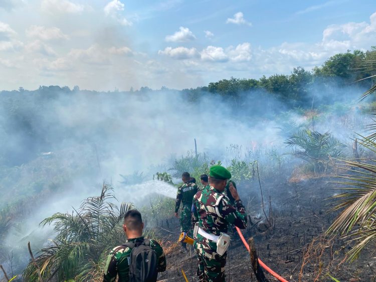 Satgas Brigif TP 85 Padamkan Karhutla di Kutai Barat, Pangdam Beri Pujian