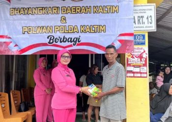 Suasana Kemerdekaan, Polwan Polda Kaltim dan Bhayangkari Salurkan 150 Paket Gula untuk Warga Karang Joang