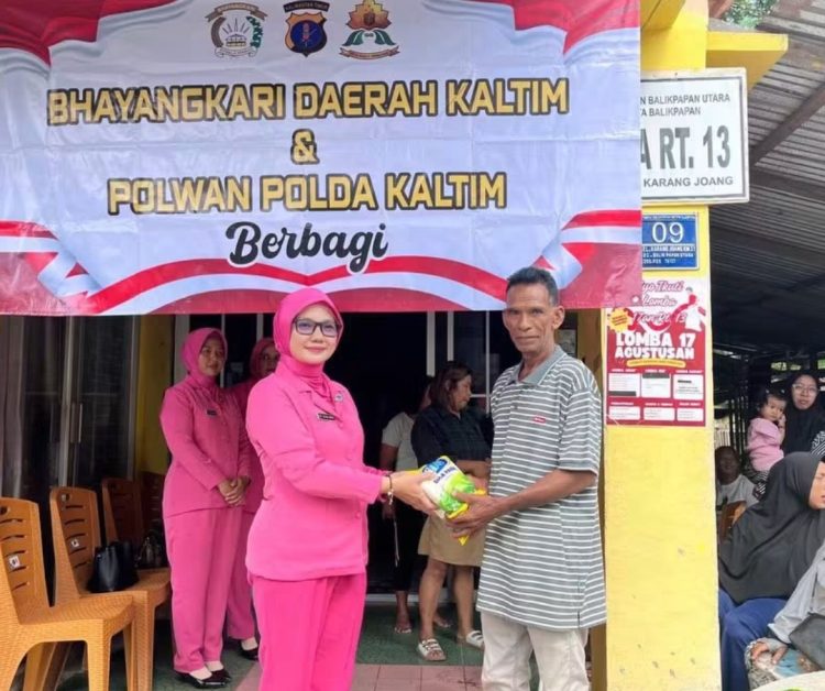 Suasana Kemerdekaan, Polwan Polda Kaltim dan Bhayangkari Salurkan 150 Paket Gula untuk Warga Karang Joang