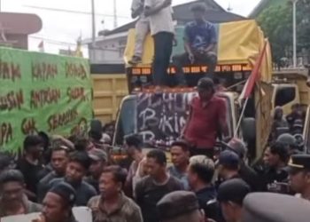 Ratusan Truk Blokir Jalan Kesuma Bangsa, Sopir Samarinda Tolak Aturan Kupon Subsidi