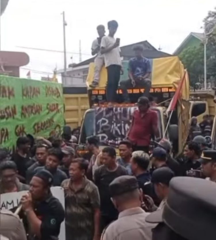 Ratusan Truk Blokir Jalan Kesuma Bangsa, Sopir Samarinda Tolak Aturan Kupon Subsidi