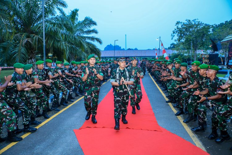 Pangdam VI/Mlw Sambangi Ujung Utara: Perkuat Prajurit, Sentuh Hati Anak Perbatasan