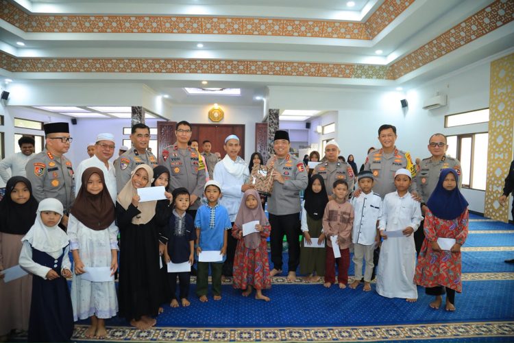 Wakapolri Komjen Dedi Prasetyo Blusukan ke Masjid di Palangka Raya, Bagikan Santunan hingga Nasi Bungkus Jumat Berkah