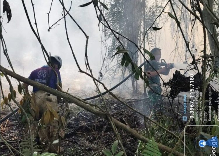 Si Jago Merah Mengamuk di Lahan Warga, Prajurit Brigif 85/BTC Turun Gunung Padamkan Api