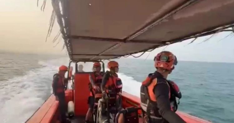 Tim SAR Kembali Temukan Barang di Hari Keenam Pencarian 5 Jurnalis dan 3 ABK di Perairan Anak Krakatau