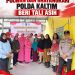 Polwan dan Bhayangkari Kaltim Salurkan Bantuan, Warga Gunung Bahagia Terima Kepedulian