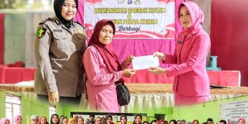 Sentuhan Kepedulian Polwan Polda Kaltim dan Bhayangkari, Warga Balikpapan Terima Tali Asih dengan Penuh Haru